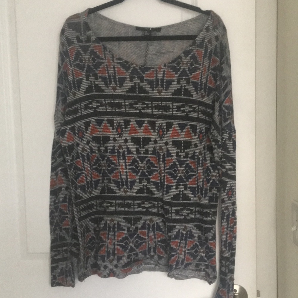 Lon sleeve sweater with tribal pattern